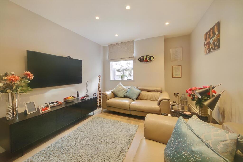 Apartment in Watford - More