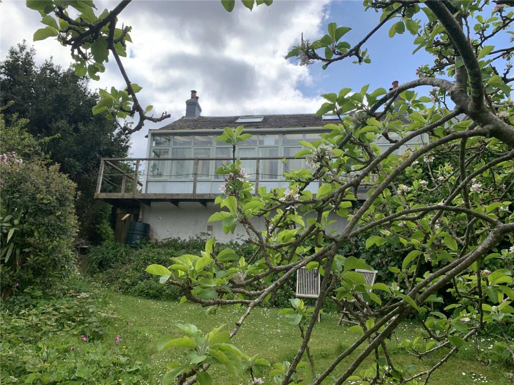 4 bedroom semi detached house in Newlyn, no chain, great airbnb or home with parking and views 