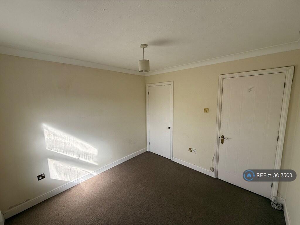 Apartment in Slough - More