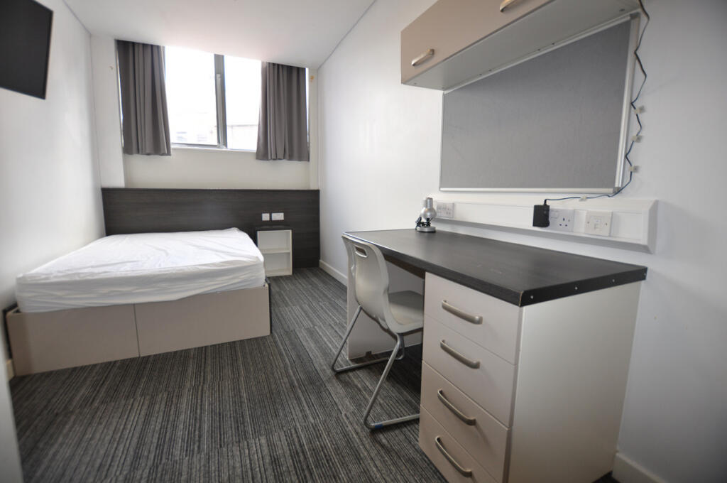 Apartment in Cambridge, Cambridgeshire - View 3