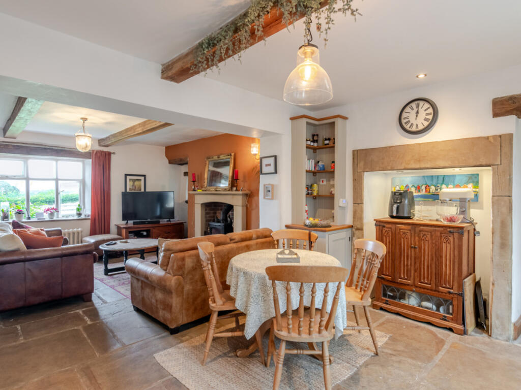House in Finghall - More