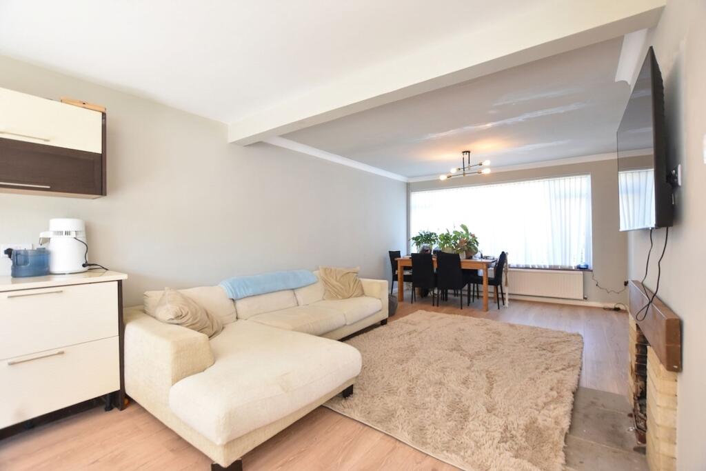 Cannon Grove, Fetcham, KT22 - View 3