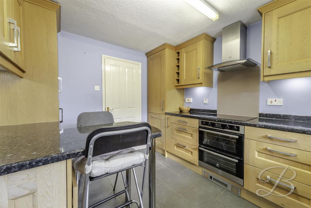 House in Bolsover, Shirebrook - More