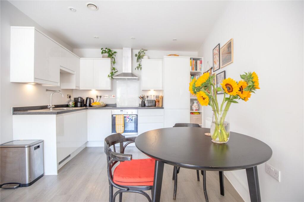 Apartment in Bristol - View 3