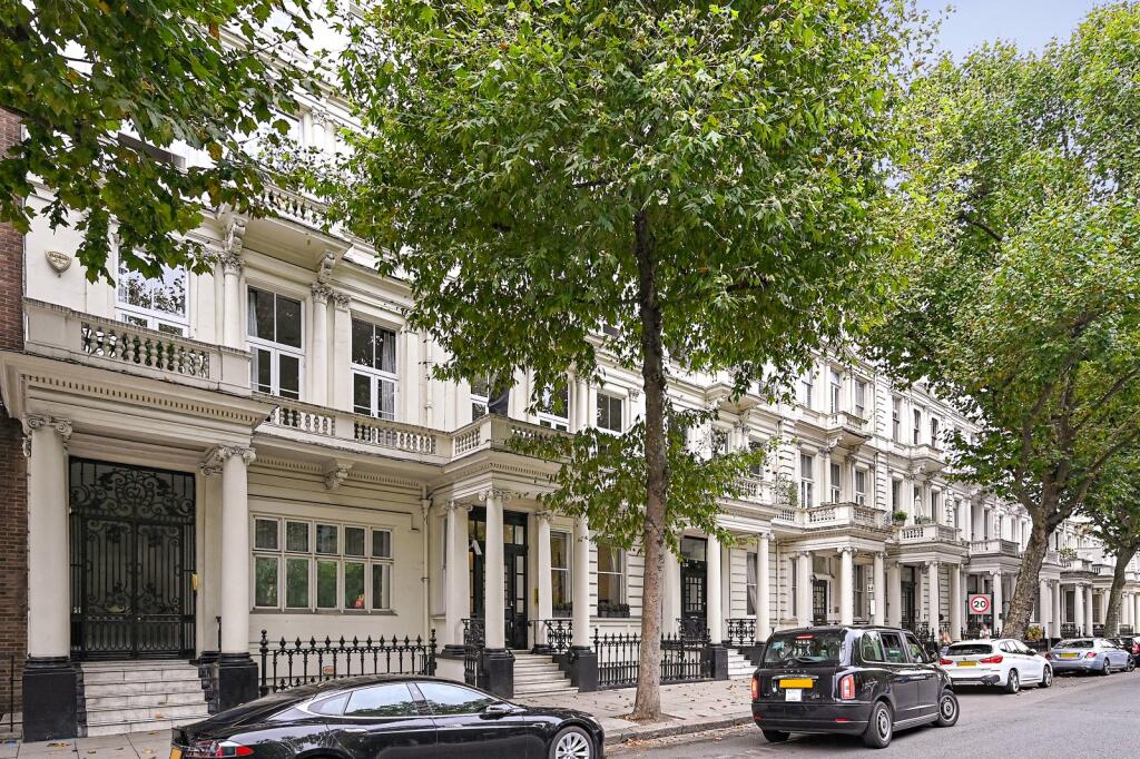 2-bed flat on Queen's Gate, London, SW7, £1,750,000