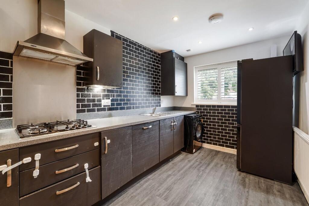 House in Epsom and Ewell, West Ewell - More