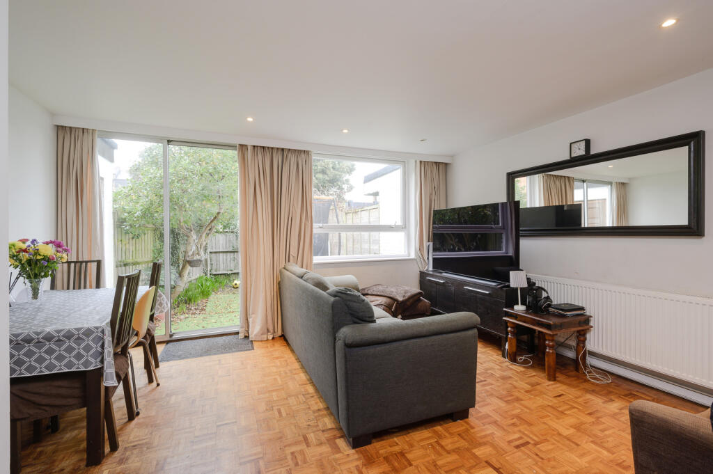 House in London - View 2