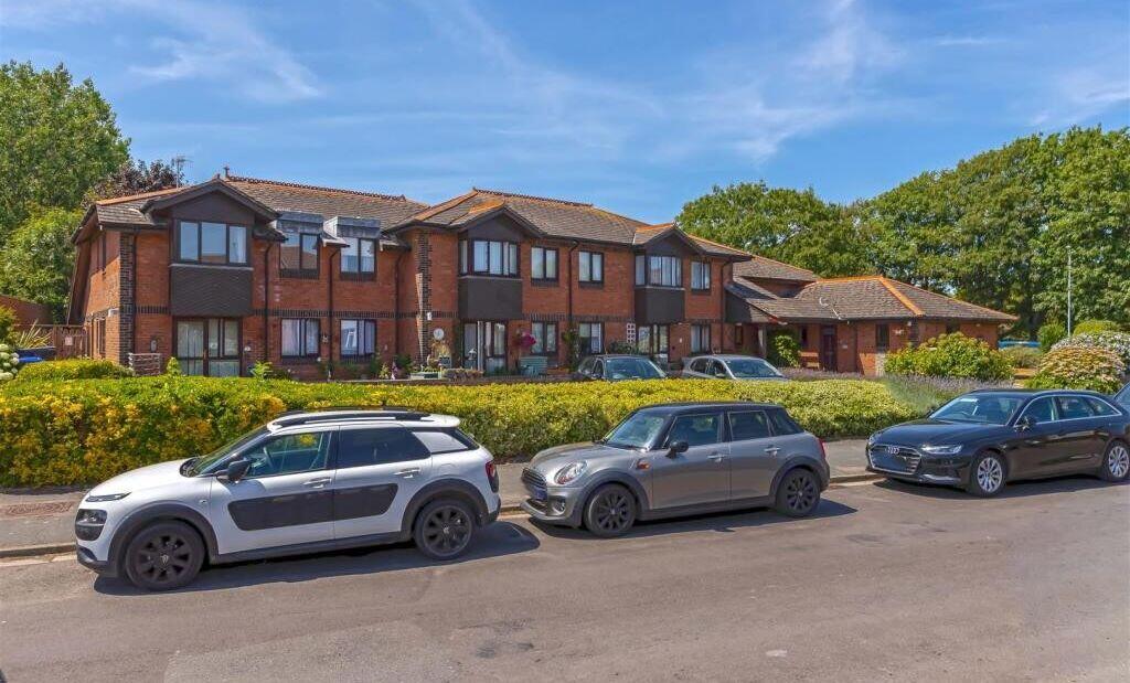 Main image of property: Flat 15 Oakland Court, Goring Street, Goring-by-Sea, Worthing, West Sussex, BN12 5AR