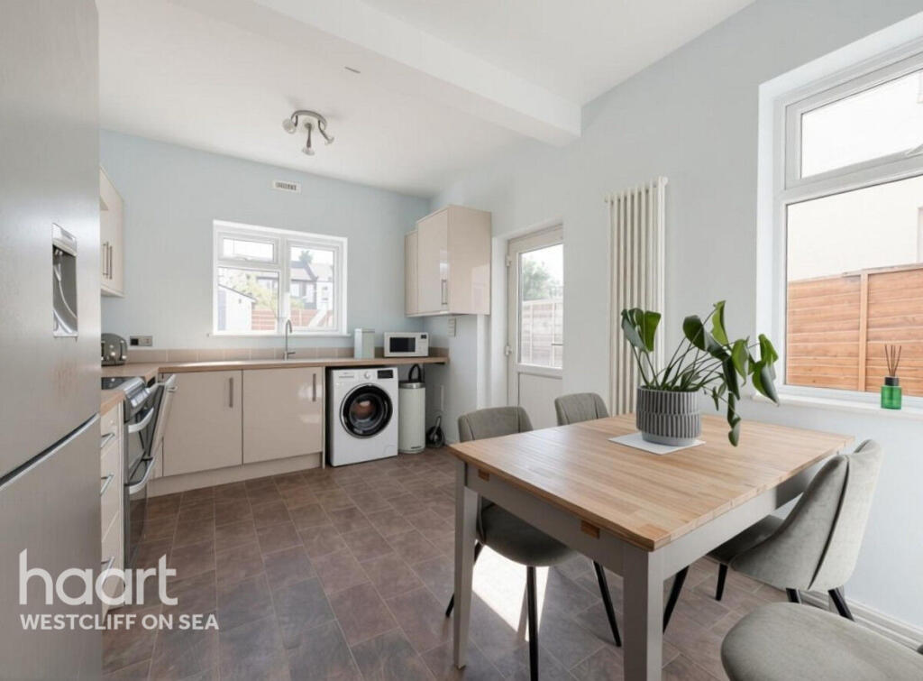 Apartment in Southend-on-Sea, Essex - View 3