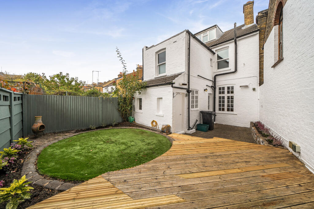 House in London, Park Royal - More