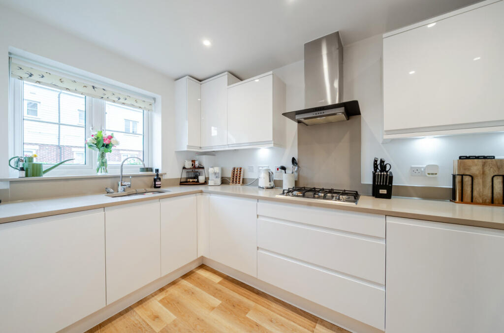 Skylark Place, Badshot Lea, Farnham, Surrey, GU9 photo 4