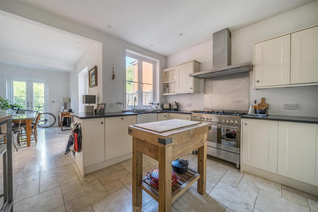 Pinehill Road, Crowthorne, Berkshire, RG45 7JE photo 3
