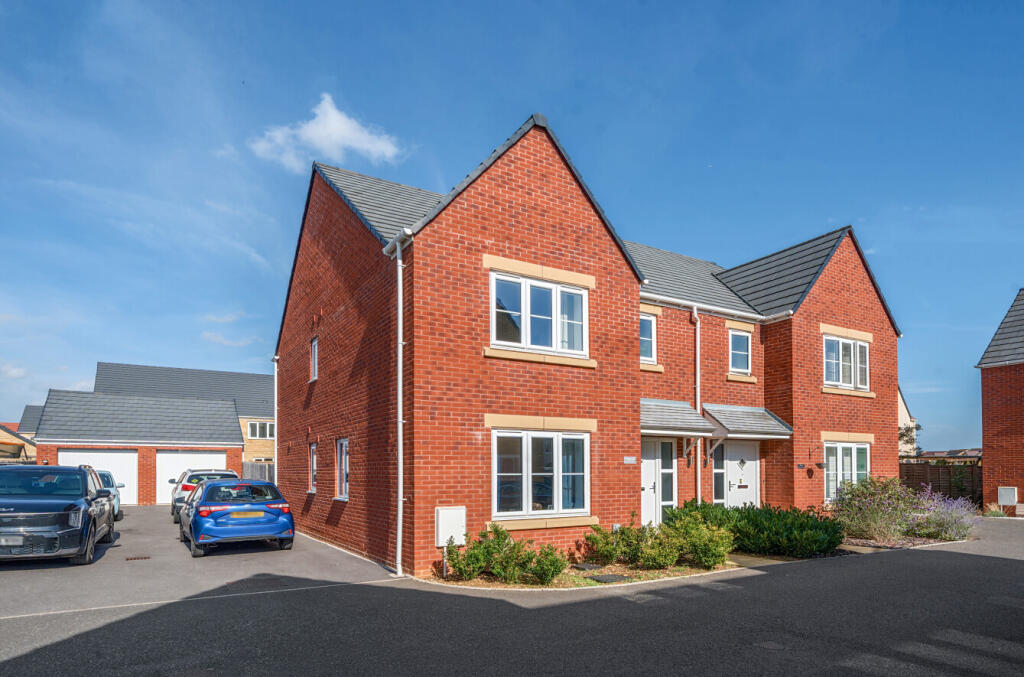 3-bed semi-detached on Chipmunk Drive, Witney, Oxfordshire, £210,000