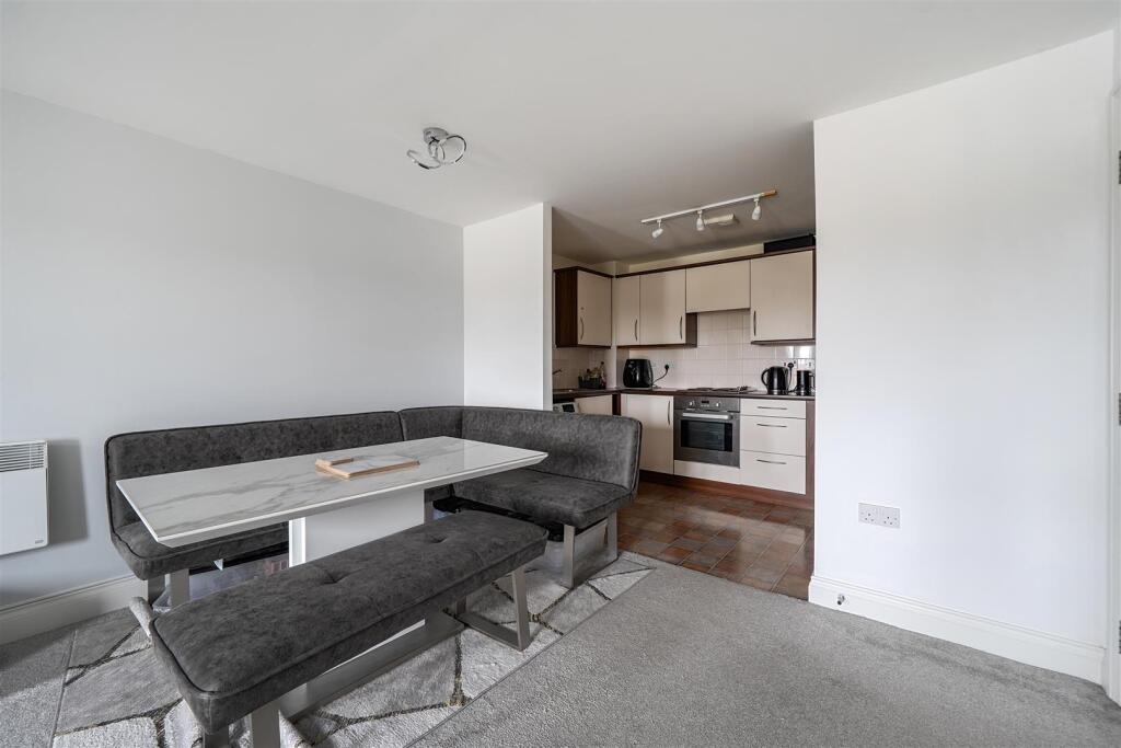 Apartment in Maidenhead, Fishery - View 3