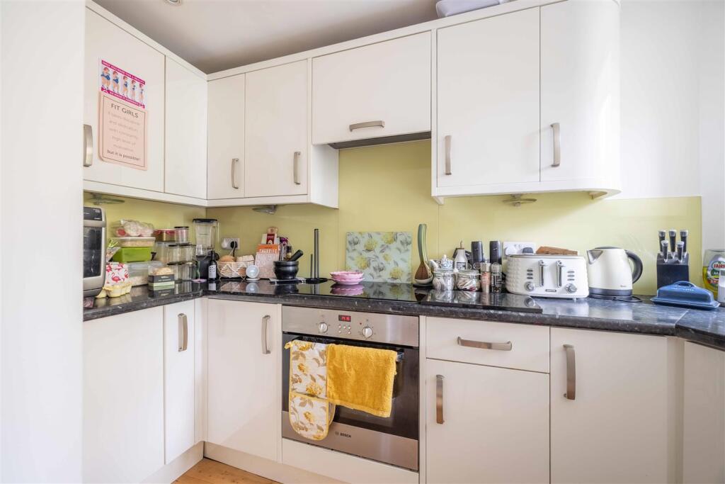Apartment in Slough - View 5