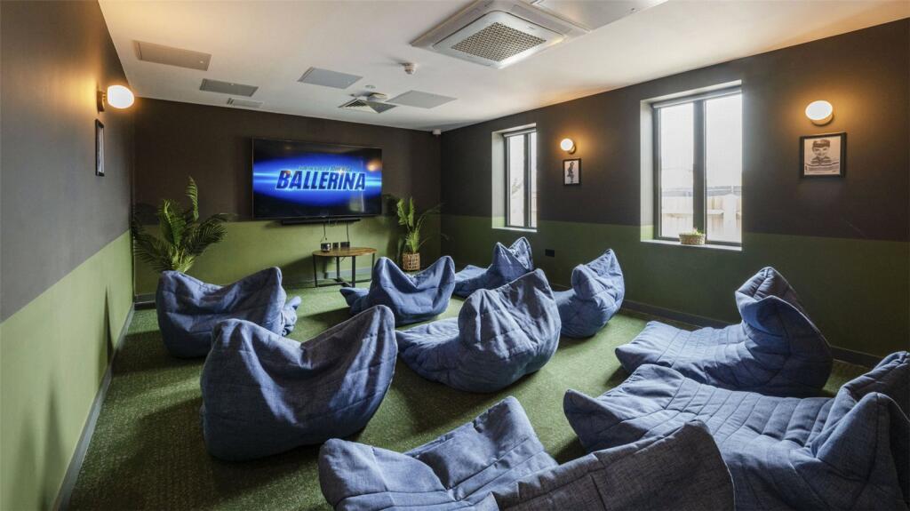 Apartment in Egham, Ripley Springs - More