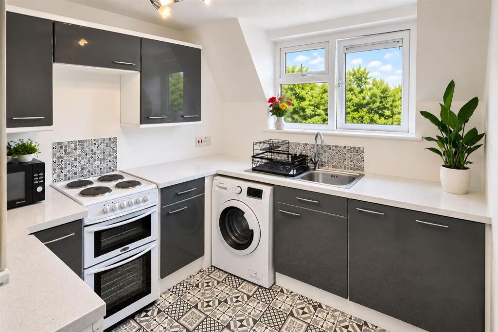 Apartment in Chelmsford - View 3
