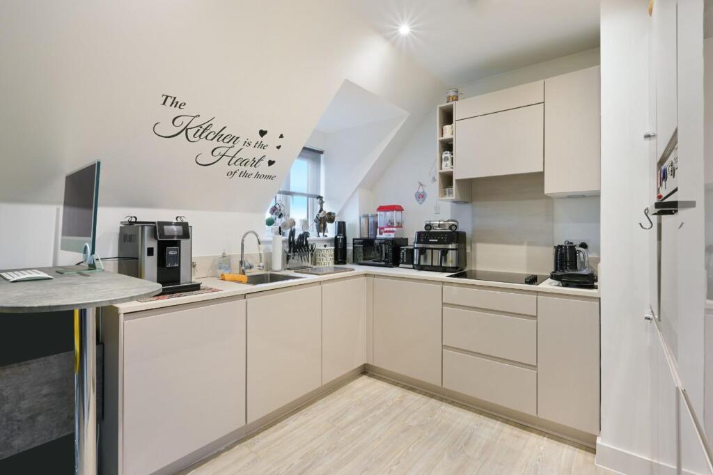Apartment in Reigate and Banstead, Nork - View 4