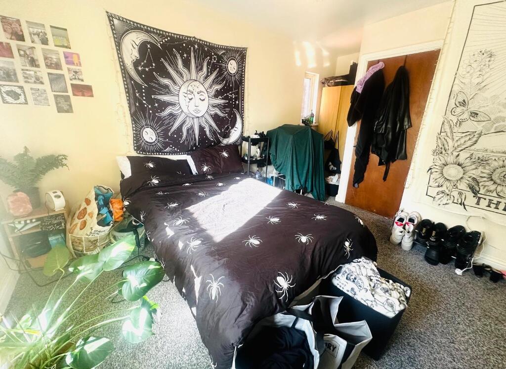 House in Leeds, Headingley Hill, Headingley - More