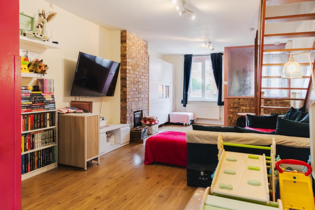 House in Stratton St Margaret, Upper Stratton - View 4