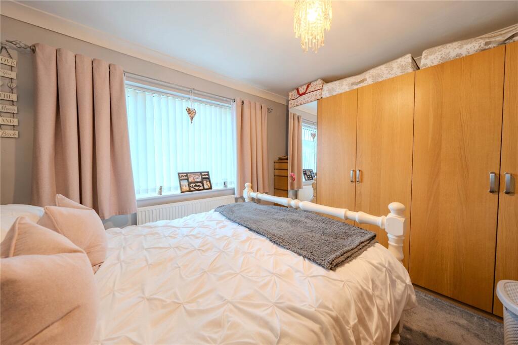 New Park Avenue, Farsley, Pudsey, West Yorkshire - View 5
