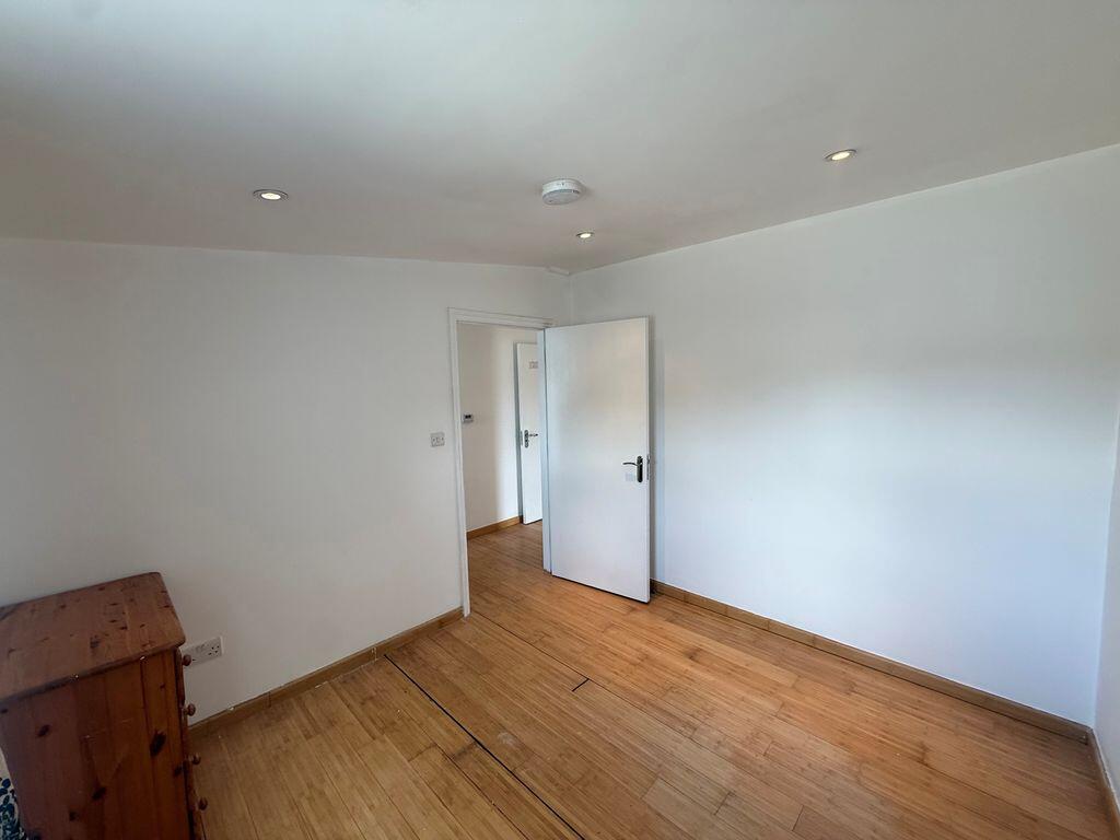 Apartment in Croydon - More