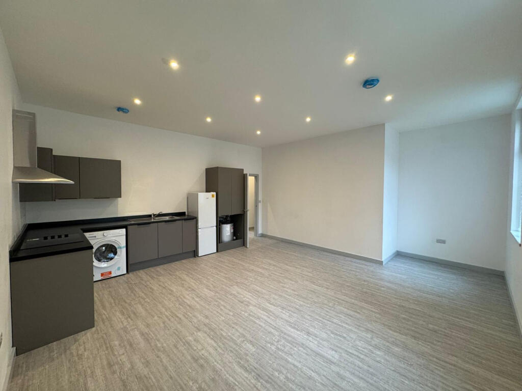Main image of property: Flat 1b, Huddersfield Road, Oldham, Lancashire, OL4