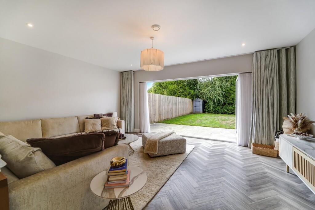House in Reigate and Banstead, Nork - View 4
