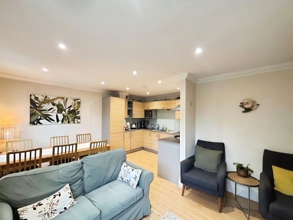 Apartment in Runnymede, Egham - View 4