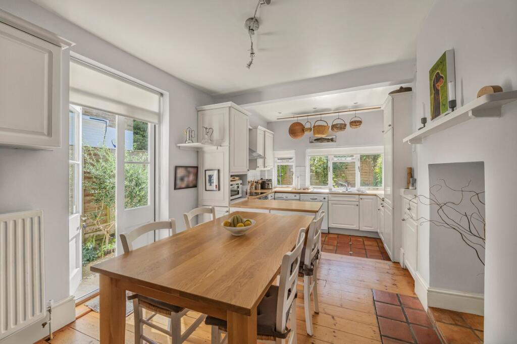 House in Richmond, Kew - More
