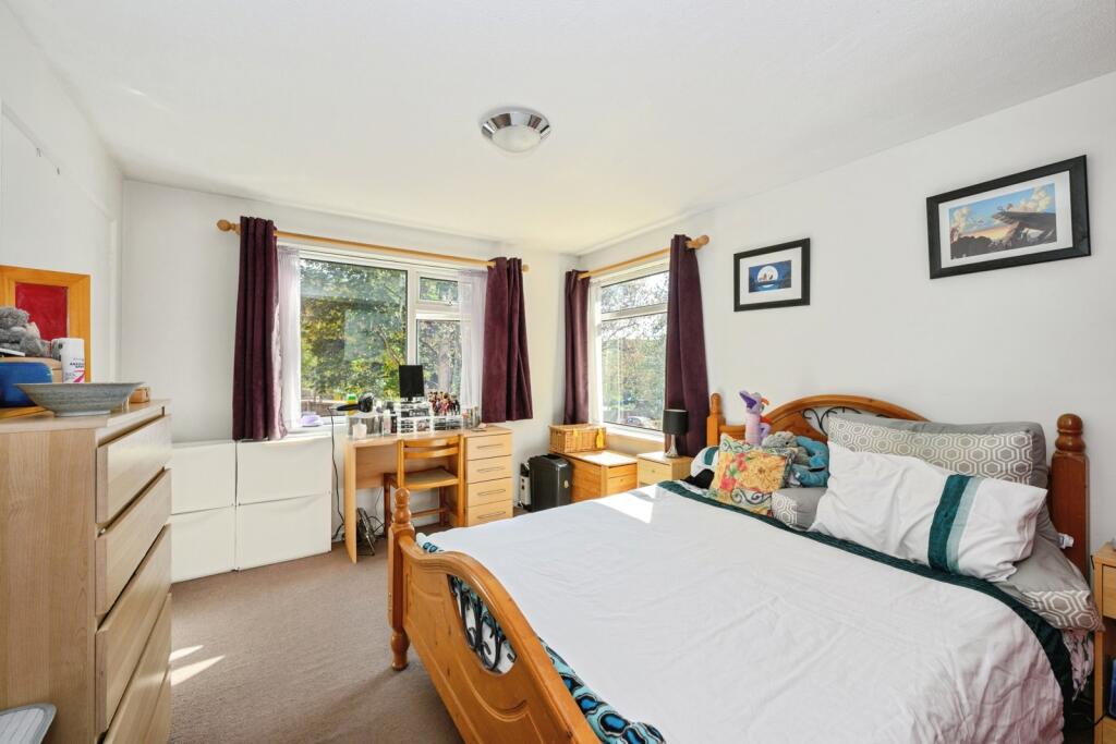 Apartment in Reigate and Banstead, Surrey - View 4