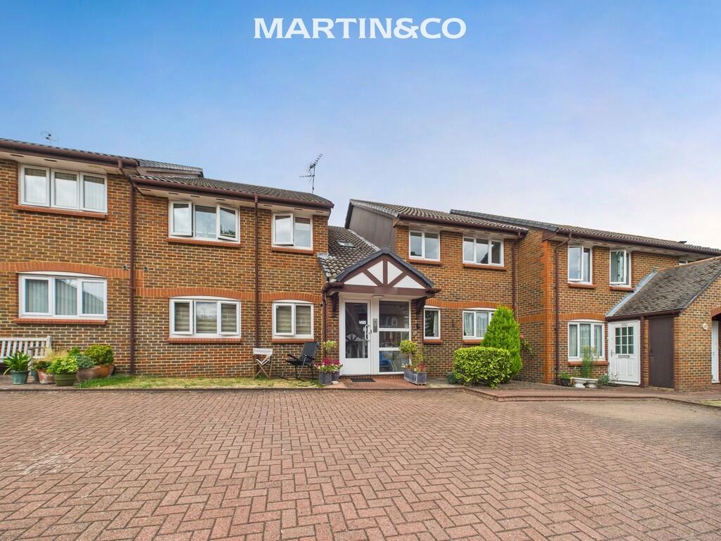 2-bed apartment on Acorn Drive, Wokingham, £210,000