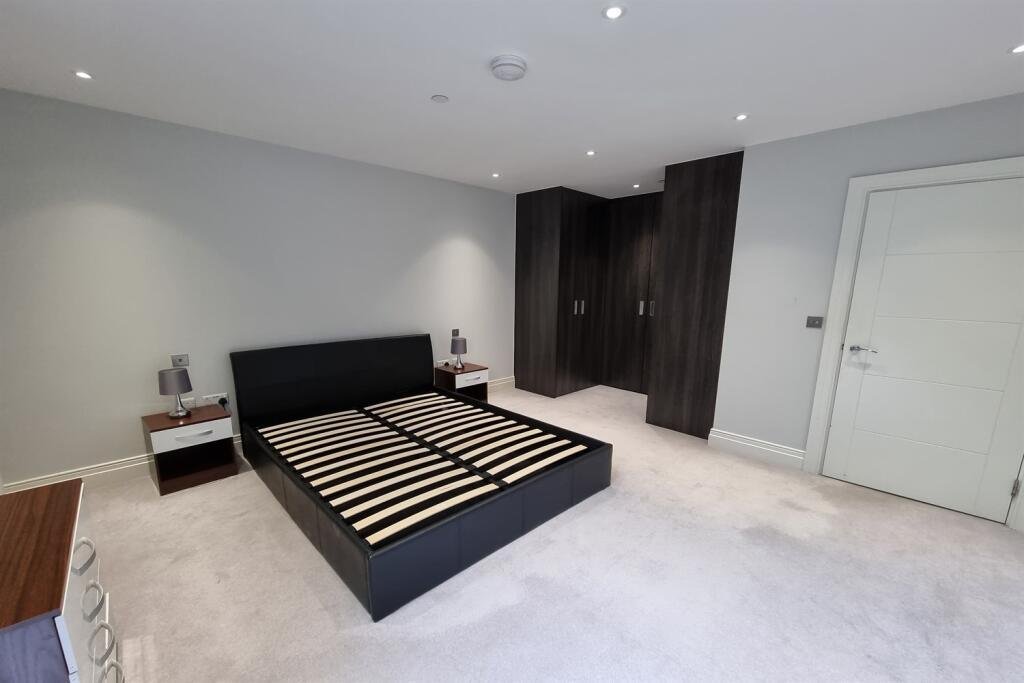 Hamond Court, Queenshurst Square, Kingston Upon Thames photo 3