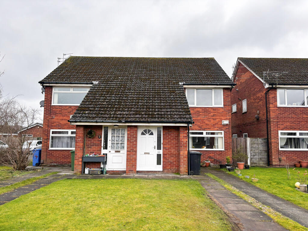 2-bed flat on Sandheys, Denton, Denton, £140,000