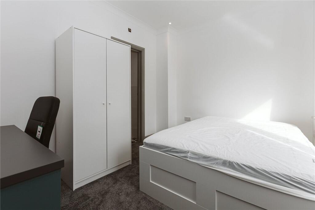6 bedroom semi-detached house for rent