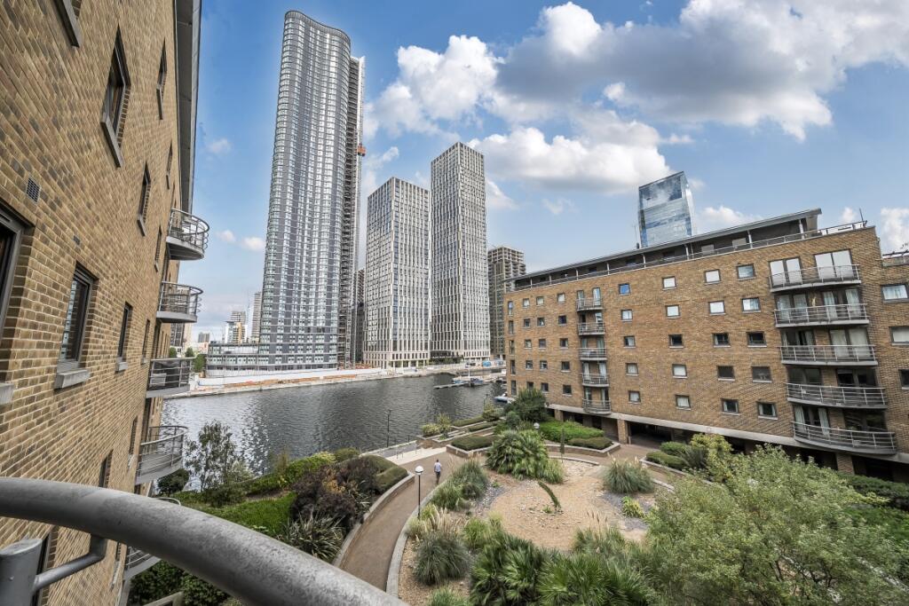 2-bed flat on Meridian Place London E14, £500,000