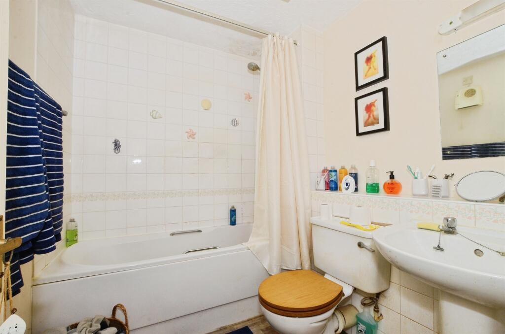 Apartment in Aylesbury, Buckinghamshire - More