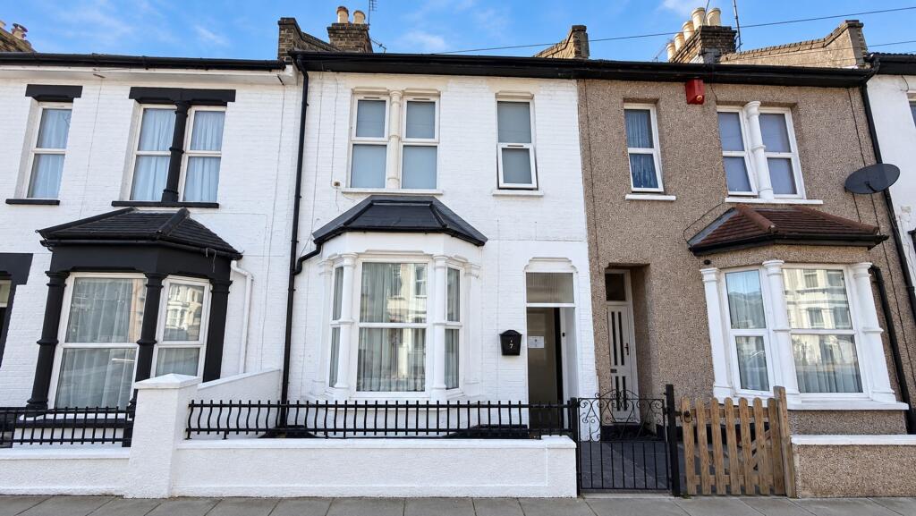 Apartment in Southend-on-Sea - View 5