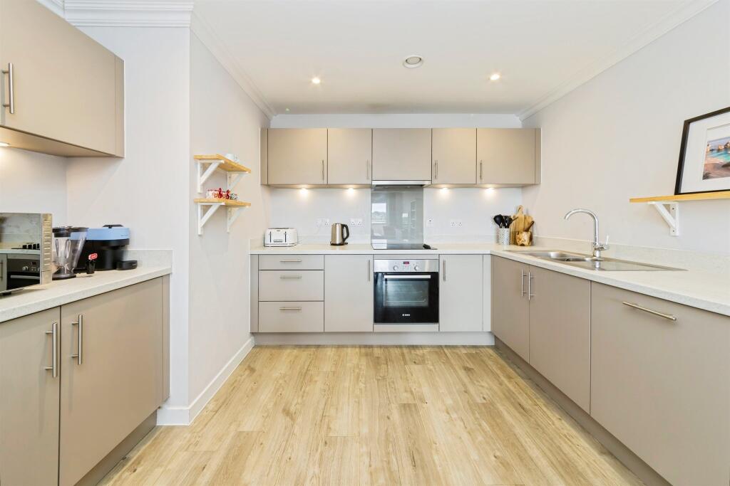 Apartment in Crawley, West Sussex - View 5