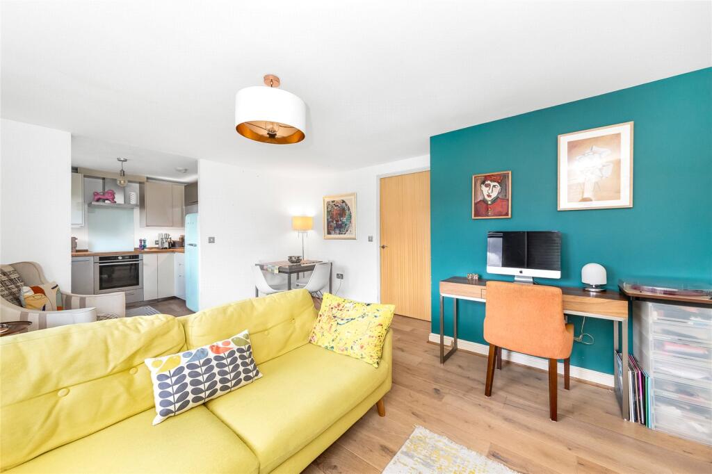 Apartment in Croydon - View 3