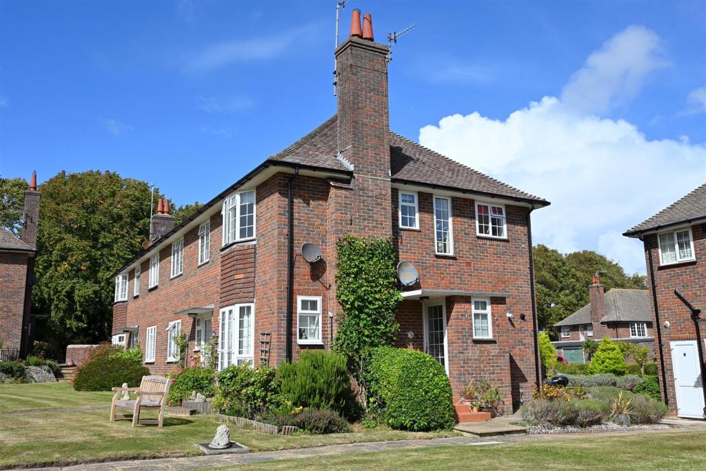 2-bed flat on Ratton Garden, Ratton, Eastbourne, £259,500