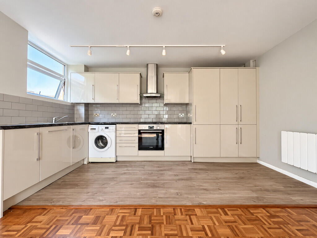 Apartment in London, Hanwell - View 3