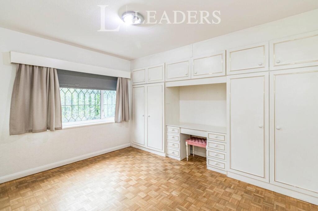 House in Sutton - View 5