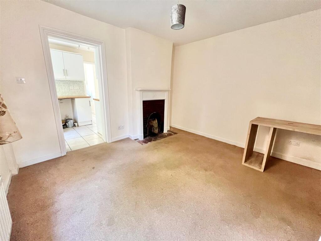 House in Freshwater, Pound Green - More