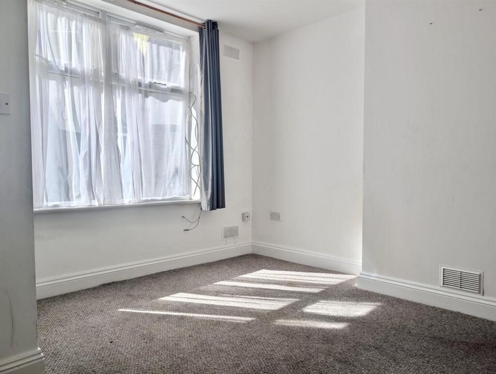 Apartment in Dorchester - View 3