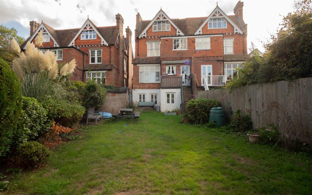 Apartment in Mole Valley, Dorking - View 2