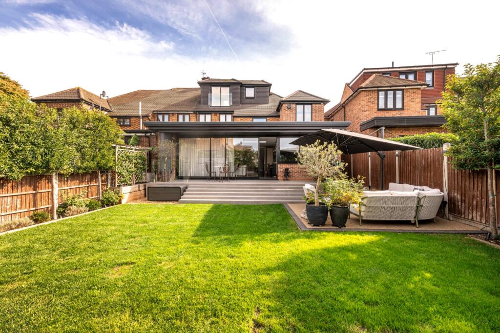 House in Epping Forest, Chigwell - View 2