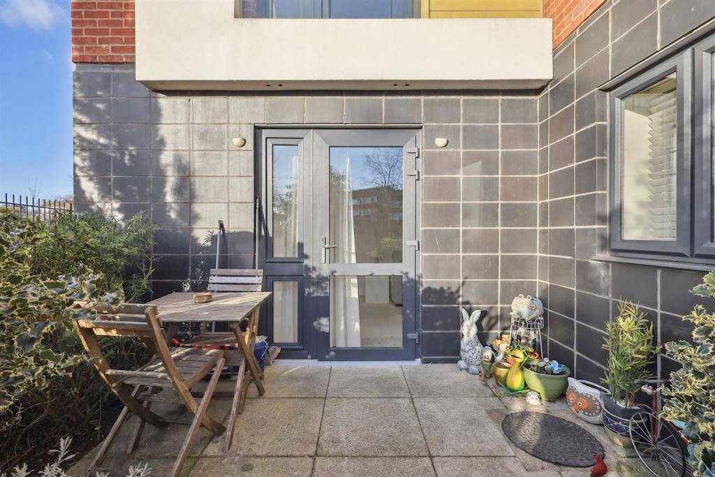 Apartment in Southall - More