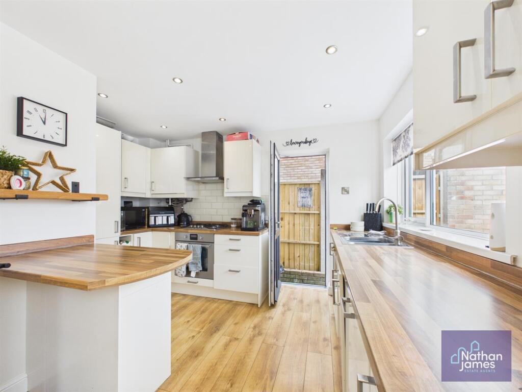 House in Newport - View 4