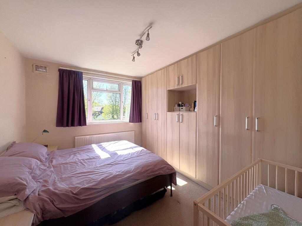 Canons Court, Stonegrove, Edgware, HA8 - View 4